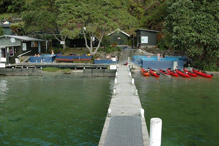 温泉、オオカミの洞窟、バーベキューディナーを含むロイト湖の夕方のカヤックツアー