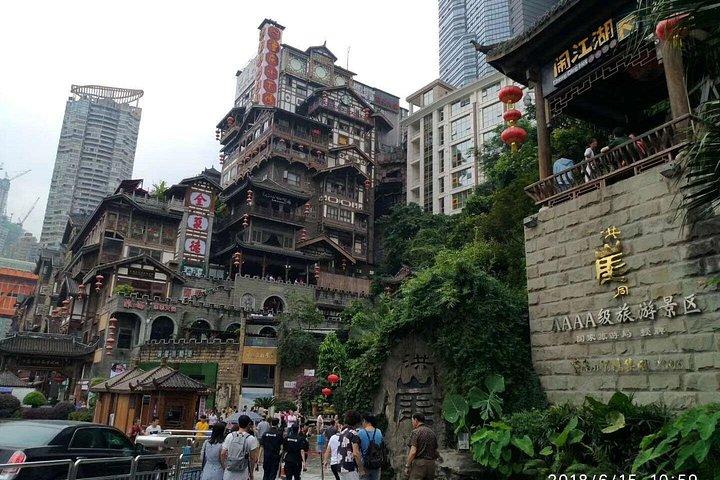 重慶市のハイライト、大足彫刻、武隆カルストへの3日間のプライベートツアー