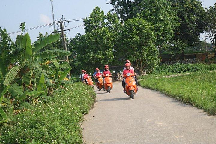 女性アオザイ ライダーと巡るハノイ ベスパ 1 日市内と田園地帯