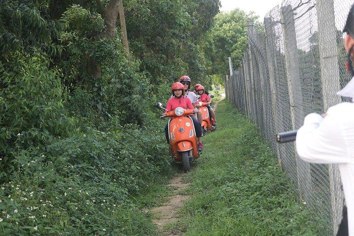 女性アオザイ ライダーと巡るハノイ ベスパ 1 日市内と田園地帯