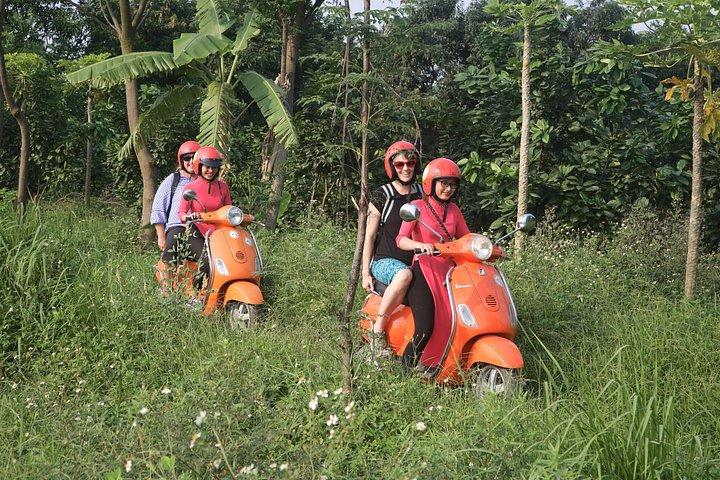 女性アオザイ ライダーと巡るハノイ ベスパ 1 日市内と田園地帯