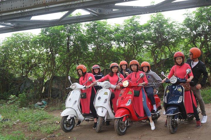 女性アオザイ ライダーと巡るハノイ ベスパ 1 日市内と田園地帯