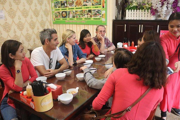 女性アオザイ ライダーと巡るハノイ ベスパ 1 日市内と田園地帯