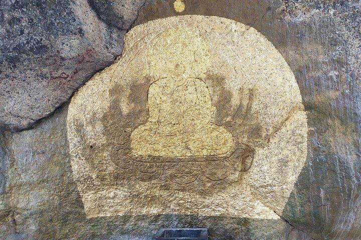 ブラーナ タワーへの日帰り旅行とイシク アタの滝と温泉へのハイキング