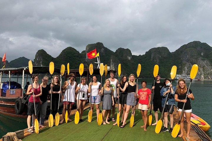 Crociera notturna di Halong Bay con attività acquatiche