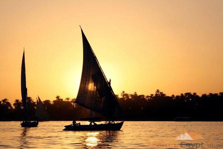Nile Felucca i Kairo och traditionell mat Koshry från Kairo eller Giza hotell