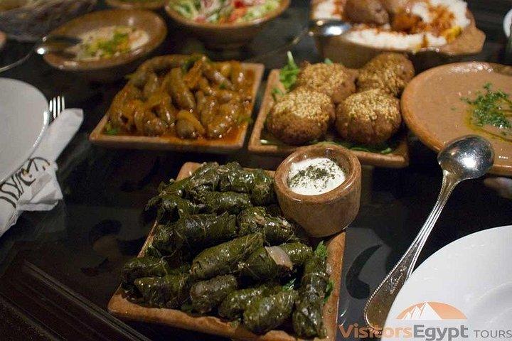 カイロのナイルフェルッカとカイロまたはギザのホテルの伝統料理コシュリー