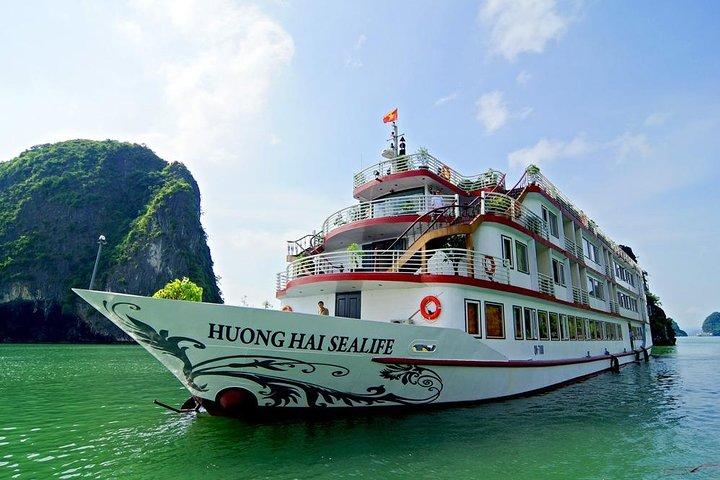 Bai Tu Long Luxury Cruise 2D / 1N：カヤック、水泳、自然のままの場所での食事