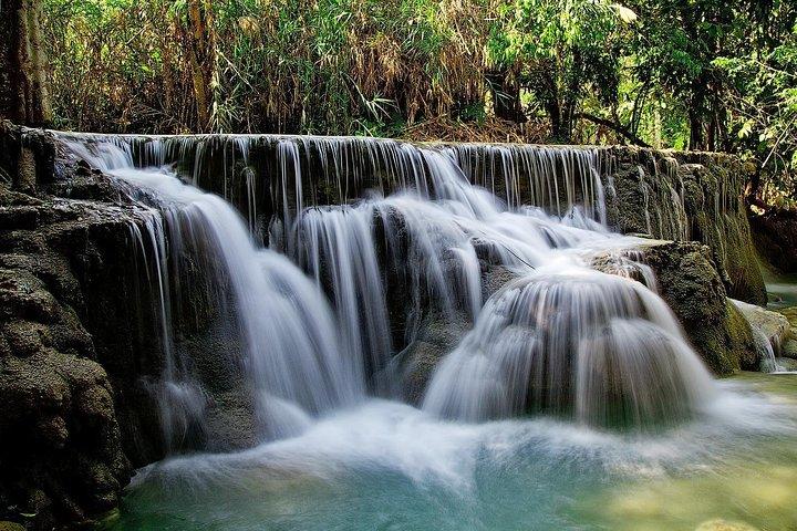 Bangkok Damnoen Saduak Floating Market en Erawan Waterfall (minimum 2 pax)