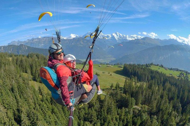 Esperienza di parapendio in tandem partendo da Interlaken