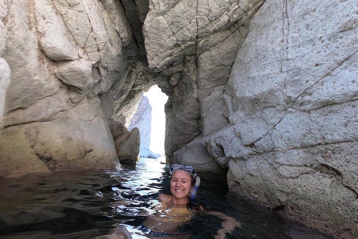 シュノーケリングとピクニック付きの少人数グループのサントリーニ海食洞カヤック旅行