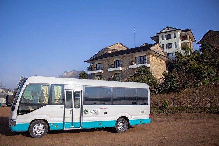 Excursão diurna para jantar e nadar de Pokhara ao Rupakot Resort