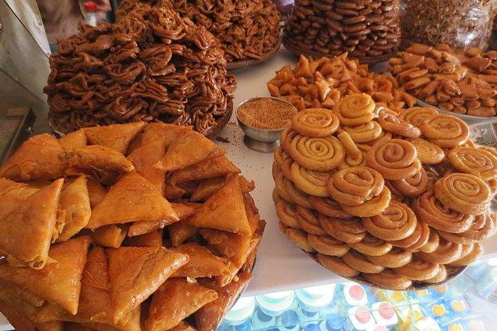 Food Tour: Tasting of local cuisine and Henna tattooing