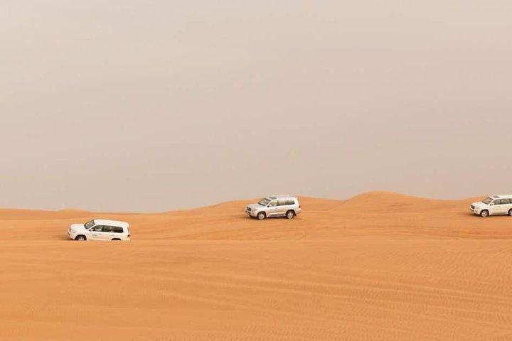 Safari 4x4 dans le désert, balade en VTT gratuite, balade à dos de chameau, dîner barbecue et spectacles en direct