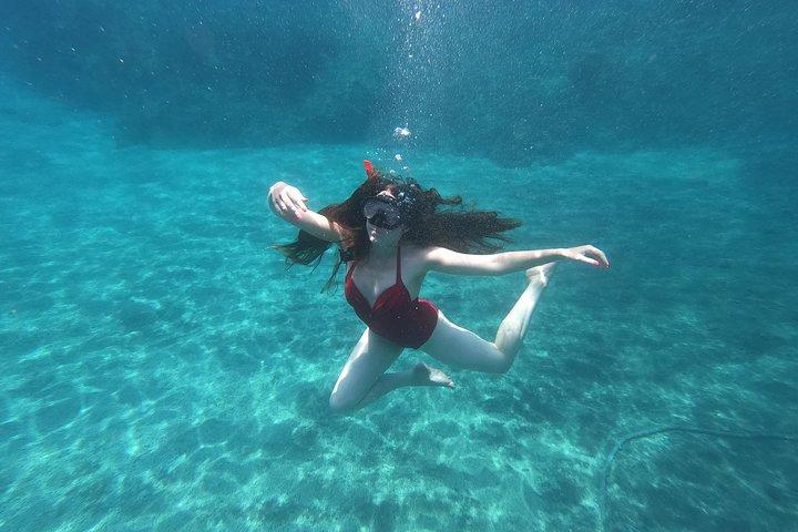 シュノーケリングとピクニック付きの少人数グループのサントリーニ海食洞カヤック旅行