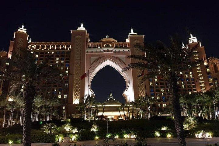 ブルジュ・ハリファのチケットとピックアップによる夜のドバイシティツアー