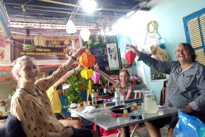 Clase de fabricación de linternas en el casco antiguo de Hoi An
