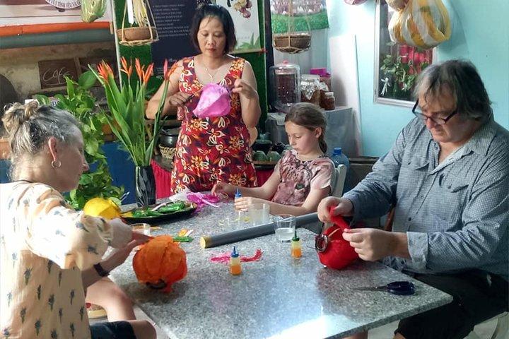Clase de fabricación de linternas en el casco antiguo de Hoi An