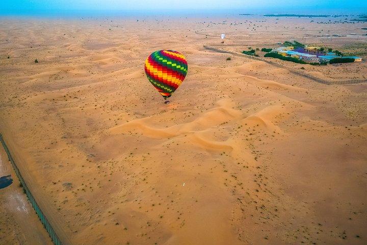 Luftballontur over Dubai-ørkenen inklusive overførsler