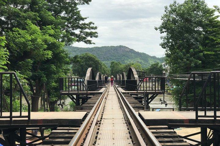 Kanchanaburi histórico: Tren, barco y Skywalk + almuerzo desde Bangkok
