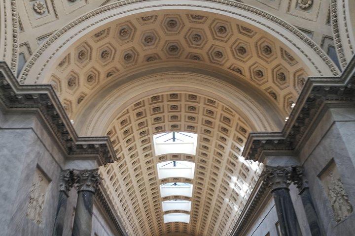 Passeio de crianças pela linha do Vaticano e Capela Sistina