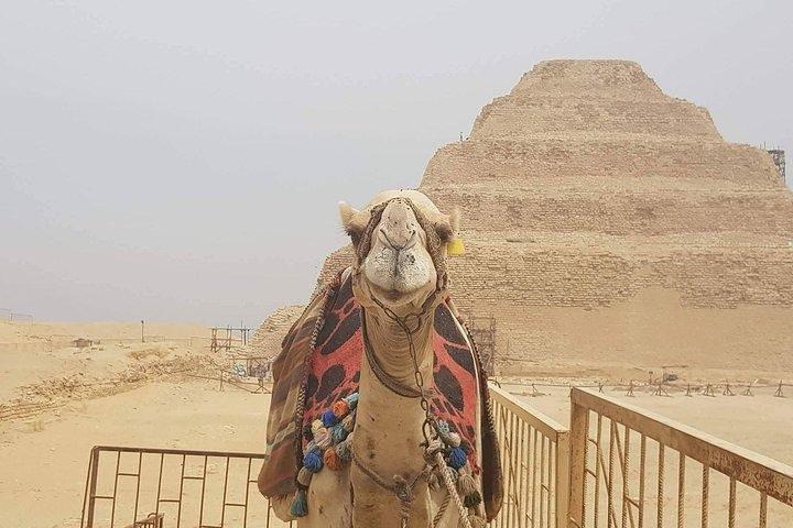 8-stündige private Pyramiden von Gizeh, Sphinx, Sakkara und Memphis, Kamelritt und Mittagessen