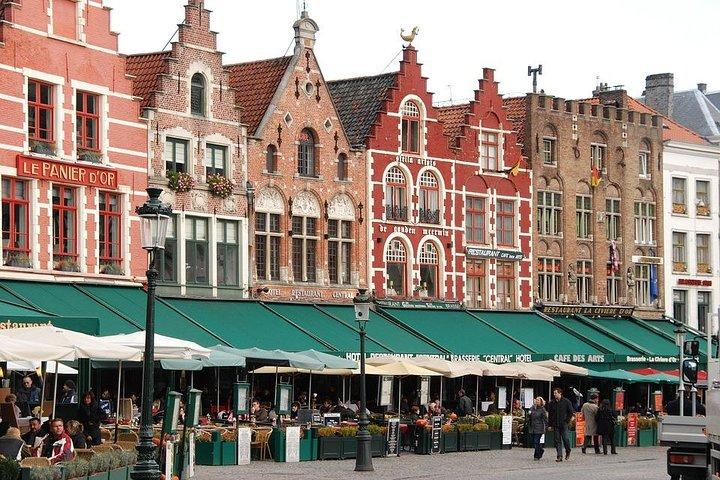 Private 12-stündige Tour von Paris nach Brügge mit Fahrer und Reiseleiter mit Abholung vom Hotel