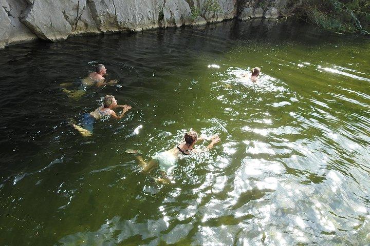 小型ボートでティベリオ渓谷へ行き、川沿いを徒歩で散策するツアー