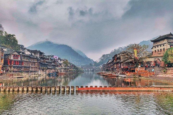 1,5 Tage Hochgeschwindigkeits-Schienenfahrt nach Furong Stadt und Fenghuang