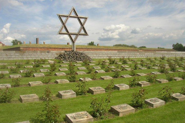 Traslado privado de Berlín a Praga con la parada del campo de concentración de Terezin