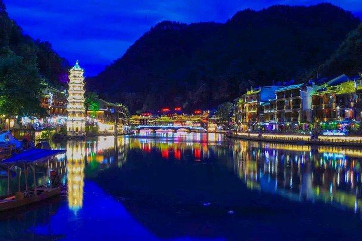 1,5 Tage Hochgeschwindigkeits-Schienenfahrt nach Furong Stadt und Fenghuang