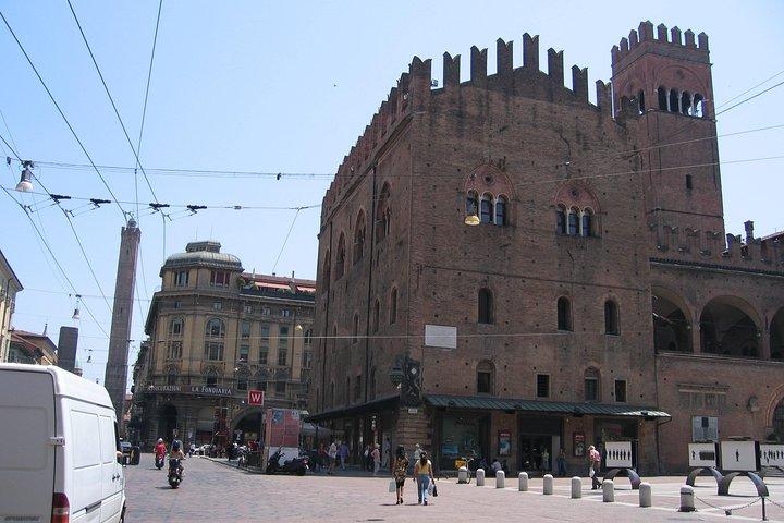 Best walking tour of Bologna