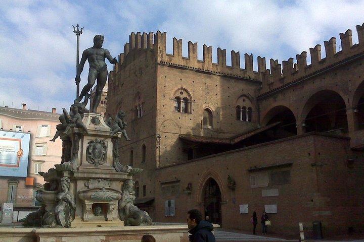 Best walking tour of Bologna