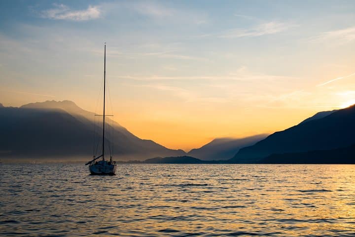 Sailing at Sunset on Lake Como: How to escape from daily routine