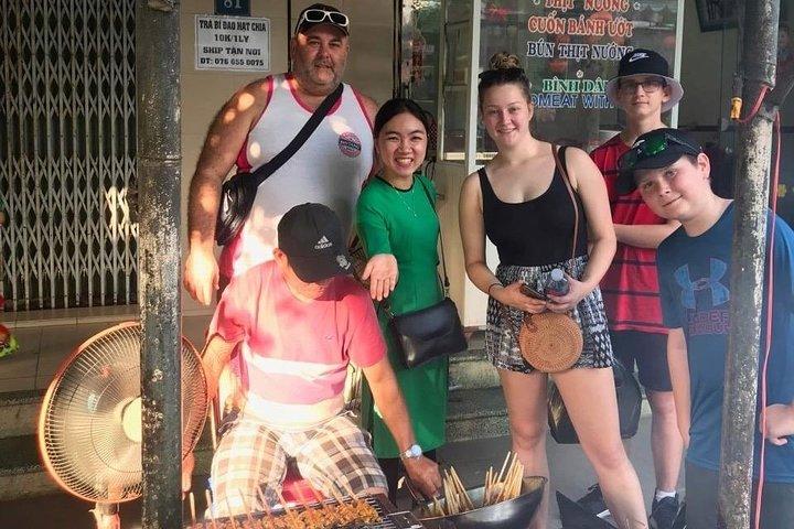 Hoi An Food Trail de noche con paseo en barco