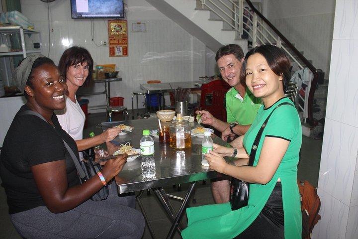 Hoi An Food Trail de noche con paseo en barco