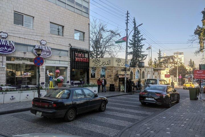 Descubra as joias escondidas da rua Rainbow de Amã em um tour de áudio autoguiado