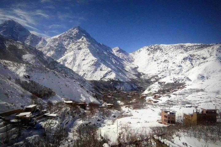 モロッコのイムリルとオウリカ渓谷へのガイド付き2日間アトラス旅行