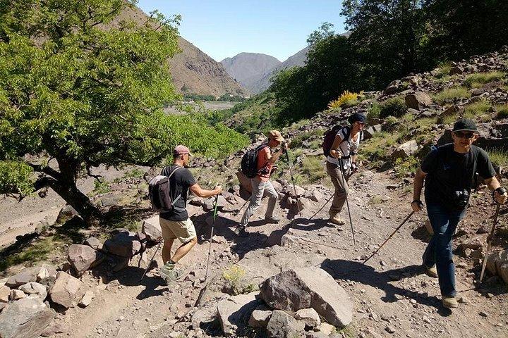 認可された会社との2日間のトゥブカルアトラス山脈トレッキング