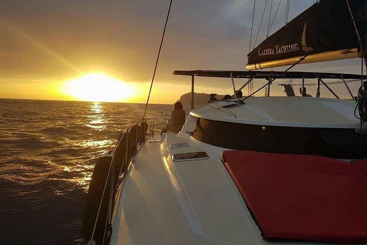 Santorini Experiencia aventurera en catamarán con snorkel