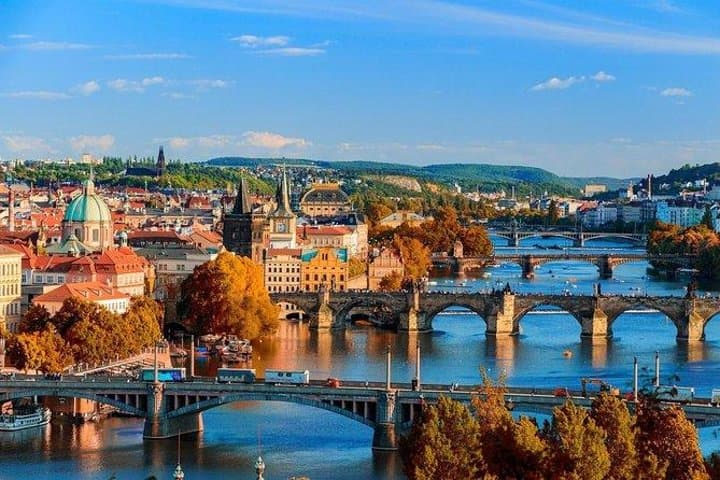 Private Transfer from Berlin to Prague with 2h of Sightseeing