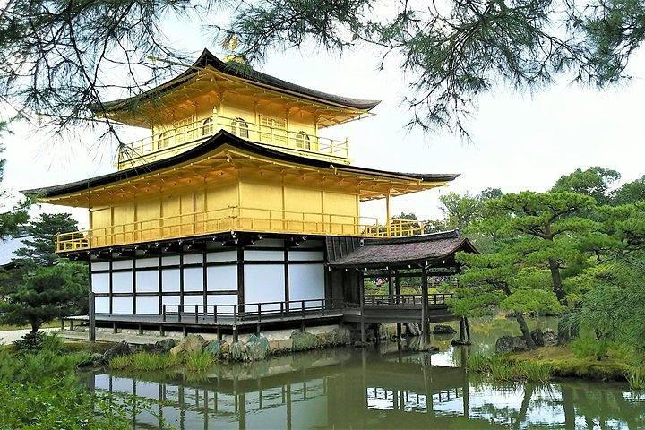 京都のサムライと芸者の街を巡るプライベートウォーキングツアー
