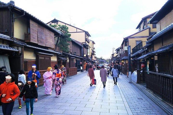 京都のサムライと芸者の街を巡るプライベートウォーキングツアー