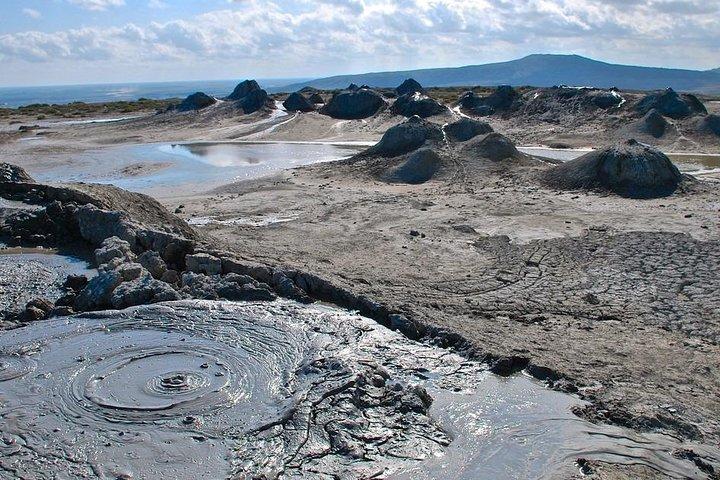 アブシェロン半島＆ゴブスタン＆マッド火山ツアー