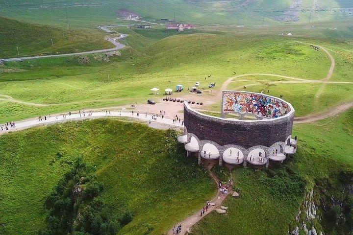 コーカサスでの冒険 – ジンバリ、アナヌリ、グダウリ、カズベギへのプライベート ツアー