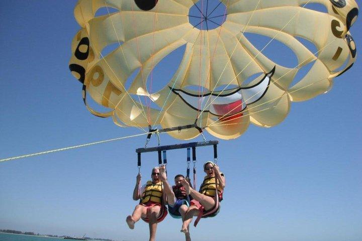 Avventura di parasailing sopra il Golfo del Messico