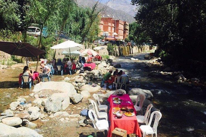 プライベートドライバーによるオウリカバレーとアトラス山脈への日帰り旅行