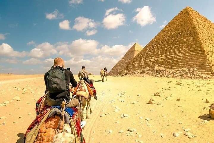 Halvdags kamelritt runt pyramiderna i Giza
