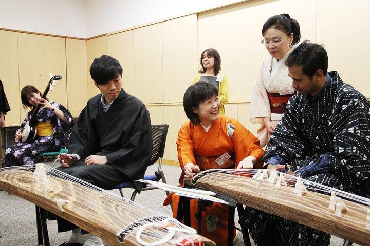 琴伝統的な日本の楽器の演奏体験