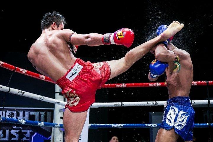 Affrontement de boxe muay thaï au stade Patong